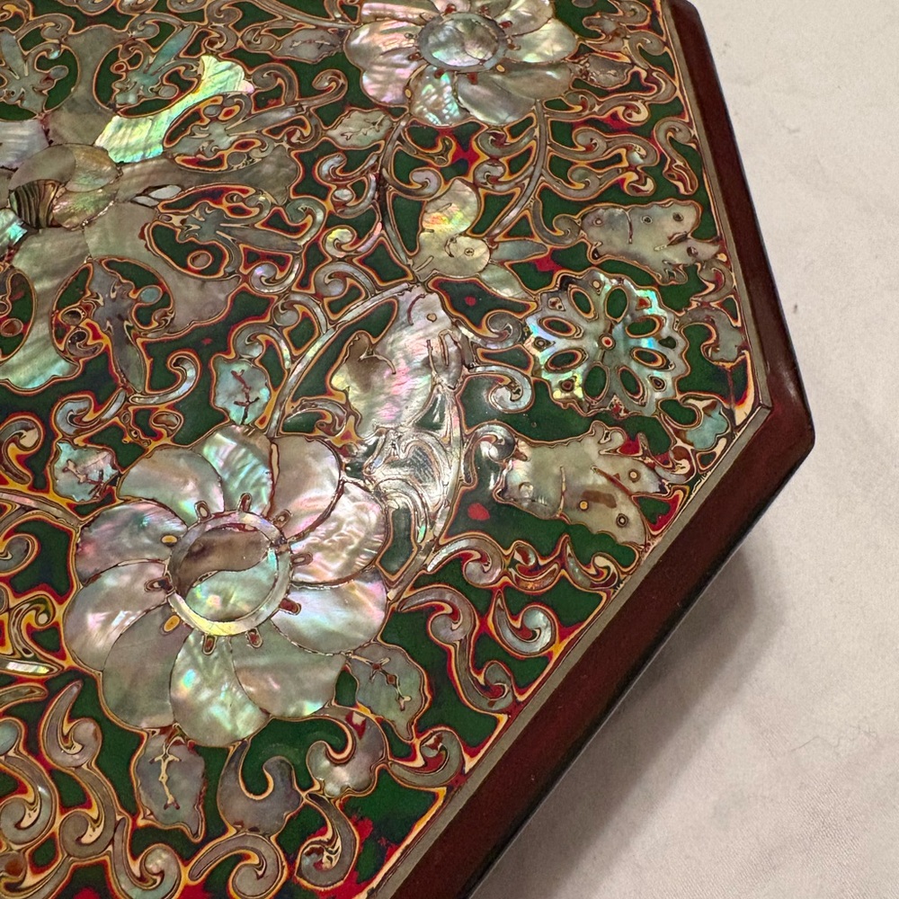 Stunning Vintage Korean Red Lacquer Octagon Mother of Pearl Jewelry Box Najeon - Picture 3 of 10